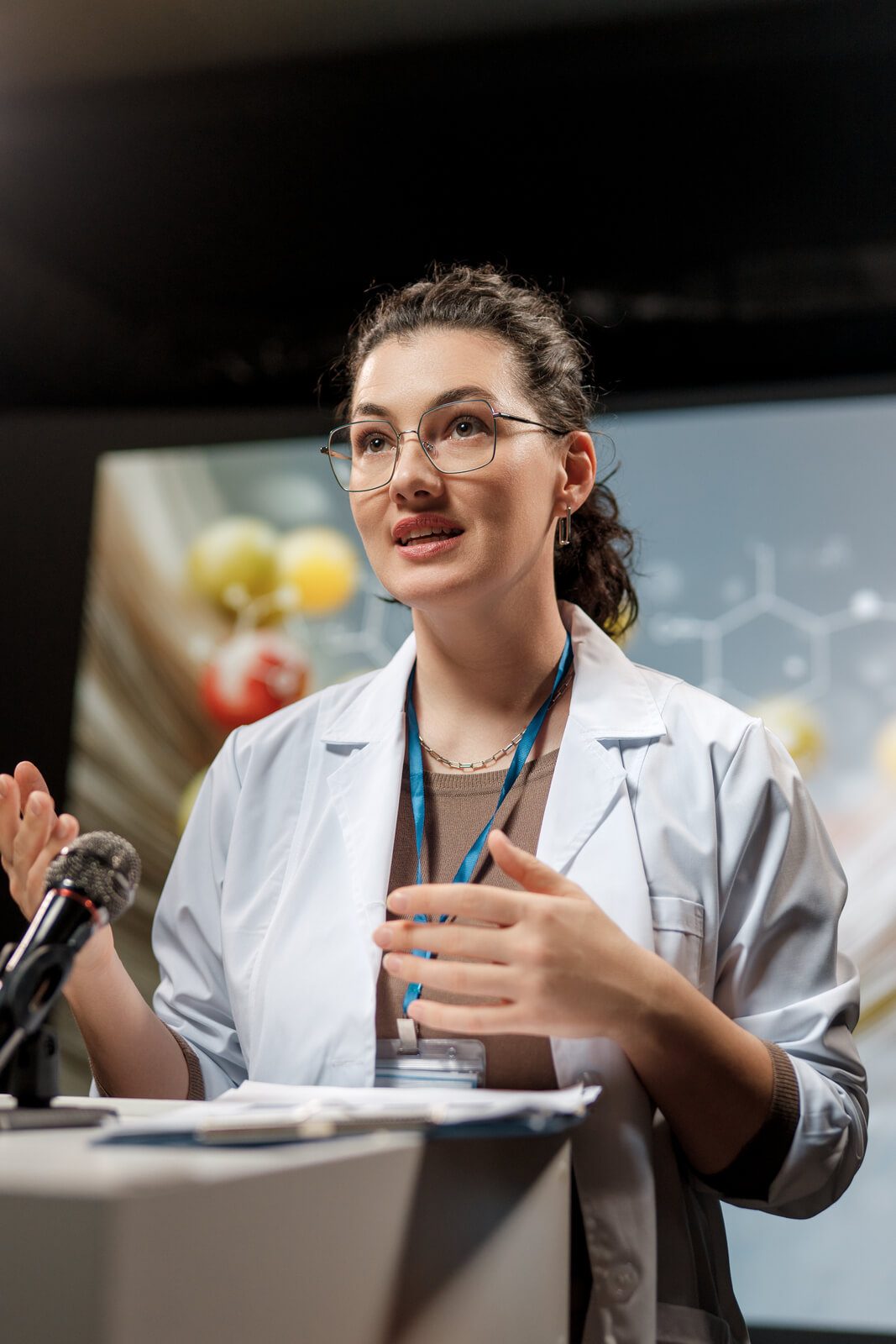 Profesional con bata blanca presentando en una conferencia