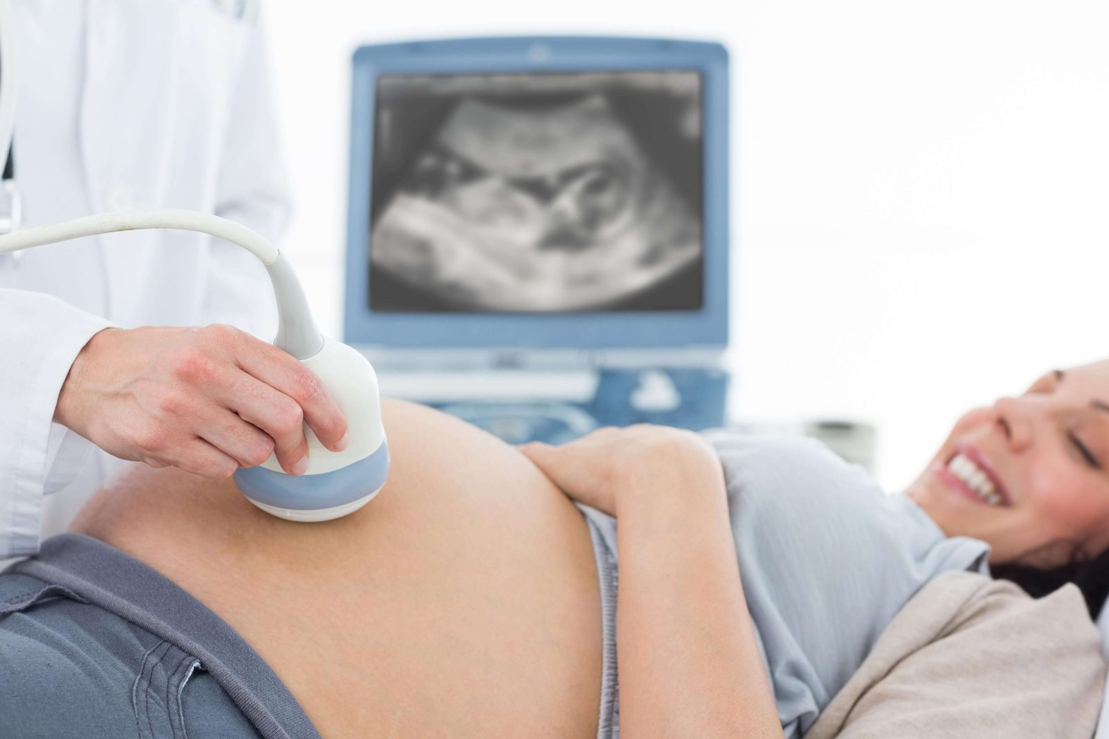 Médico realizando una ecografía obstétrica a una paciente gestante